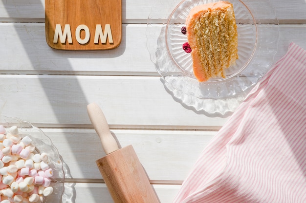 Composizione della colazione con torta per la festa della mamma