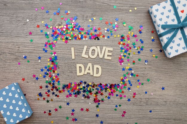 Composizione della festa del papà con confetti e scatole da regalo