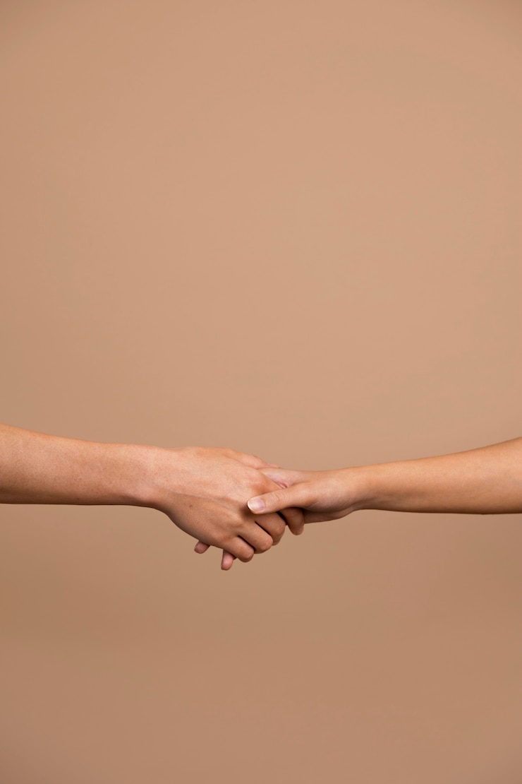 Foto gratuito composizione delle mani sul supporto