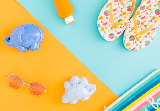 Composizione di accessori da spiaggia su sfondo multicolore