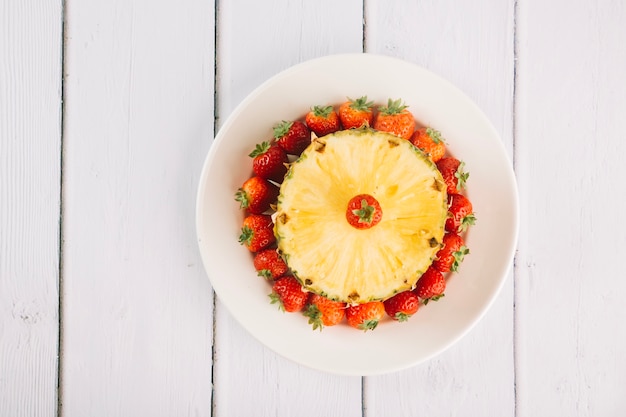 Composizione di ananas e fragole