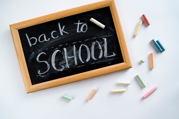 Composizione di Back to school, nota a bordo e gessetti