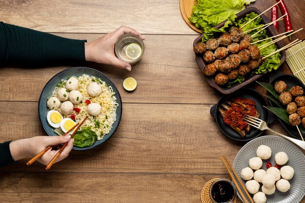 Composizione di bakso indonesiano delizioso piatto laici