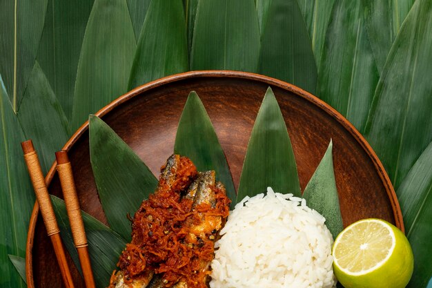 Composizione di bakso indonesiano delizioso piatto laici