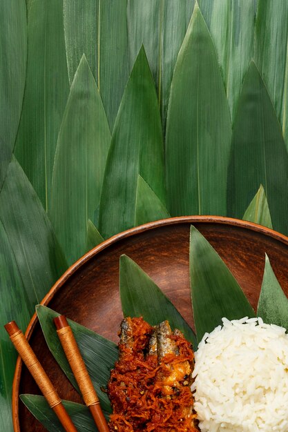 Composizione di bakso indonesiano delizioso piatto laici