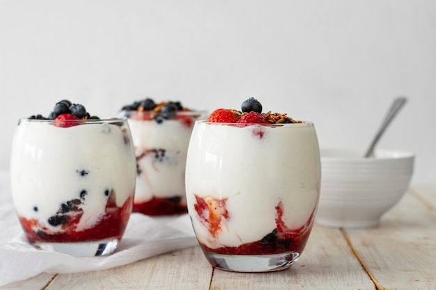 Composizione di bicchieri di yogurt alla frutta