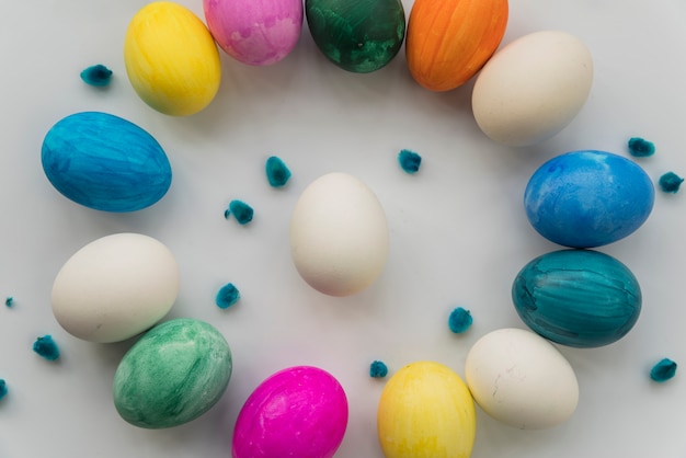 Composizione di brillanti uova di Pasqua collocate in amenti tondi e salice