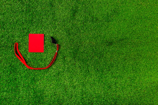 Composizione di calcio con copyspace e cartellino rosso