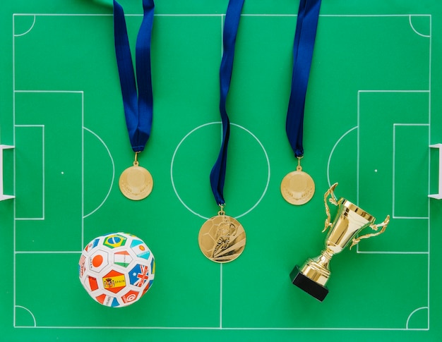 Composizione di calcio con medaglie