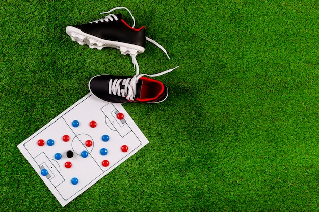 Composizione di calcio con tavola e scarpe