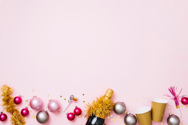 Composizione di Capodanno di palline con bottiglia di champagne