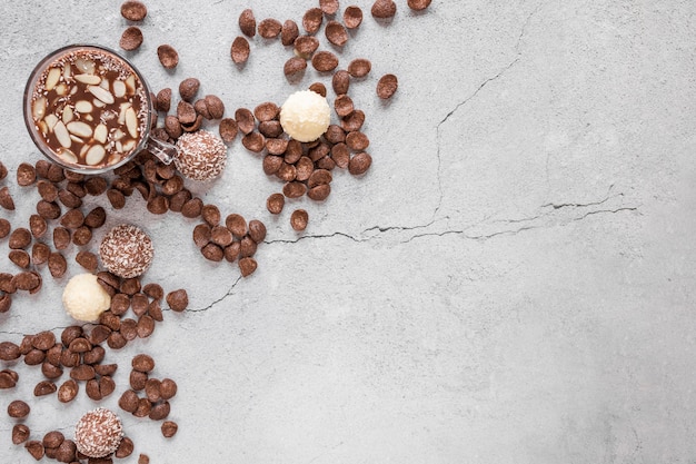 Composizione di caramelle al cioccolato con spazio di copia