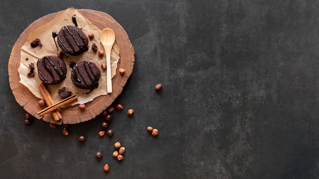 Composizione di caramelle al cioccolato piatto laici con spazio di copia