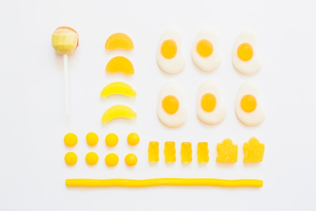 Composizione di caramelle gialle