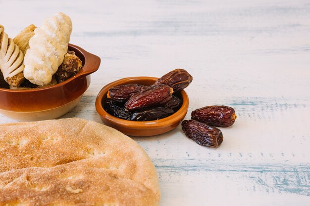 Composizione di cibo arabo con date per il Ramadan