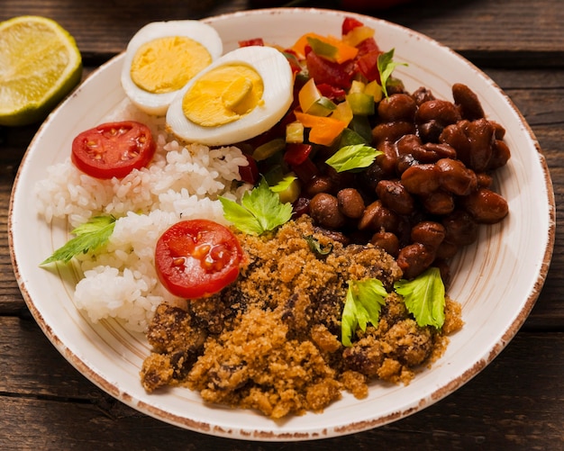 Composizione di cibo brasiliano delizioso ad alto angolo