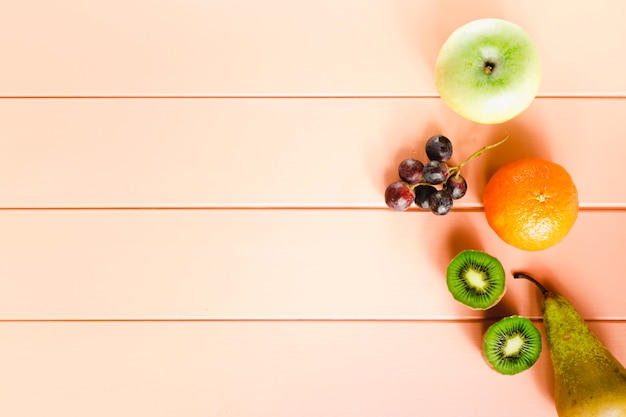 Composizione di cibo sano con frutta e copyspace