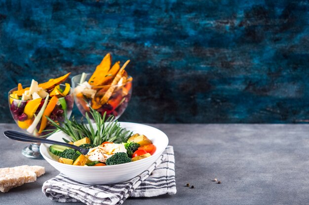 Composizione di cibo sano con insalata colorata