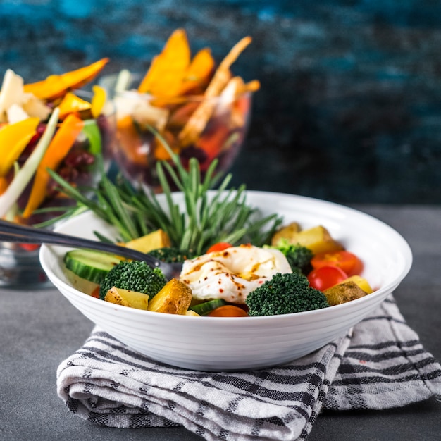 Composizione di cibo sano con insalata colorata