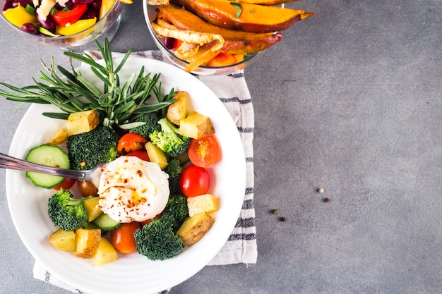 Composizione di cibo sano con insalata colorata