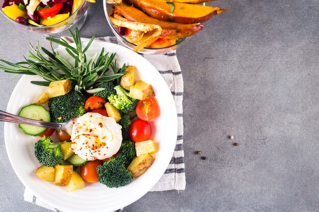 Composizione di cibo sano con insalata colorata