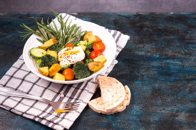 Composizione di cibo sano con insalata fresca