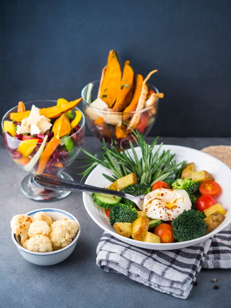 Composizione di cibo sano con insalata fresca