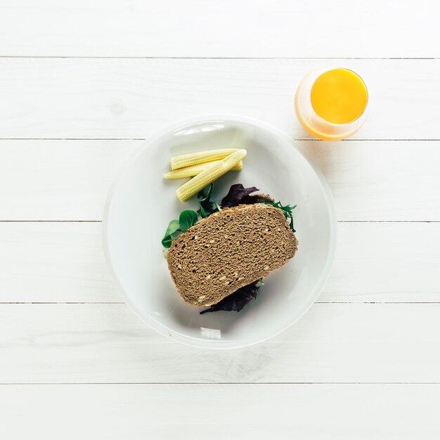 Composizione di cibo sano con pane e succo d&#39;arancia