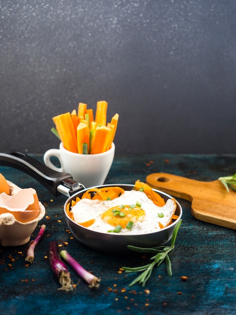 Composizione di cibo sano con uovo fritto