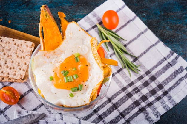 Composizione di cibo sano con uovo fritto