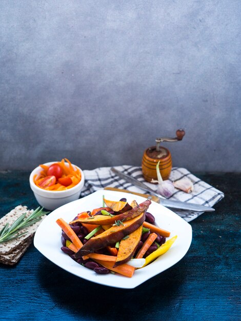 Composizione di cibo sano con utensili da cucina