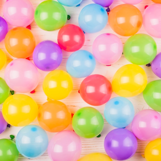 Composizione di compleanno piatta laici con palloncini