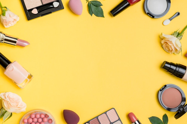 Composizione di cosmetici con copia spazio su sfondo giallo