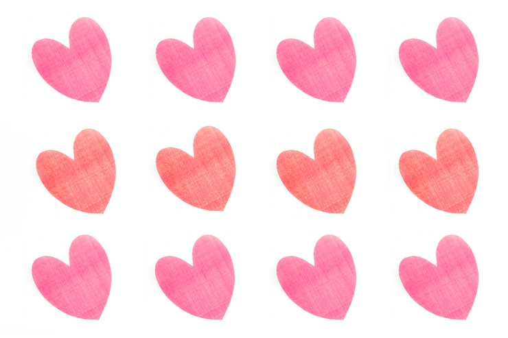 Foto gratuito composizione di cuori graziosi