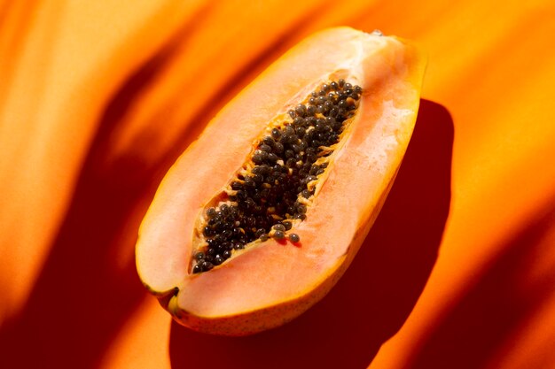 Composizione di deliziosa papaya esotica