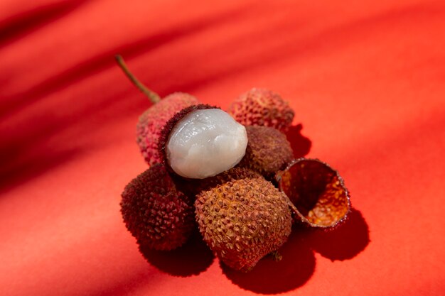 Composizione di deliziosi litchi esotici