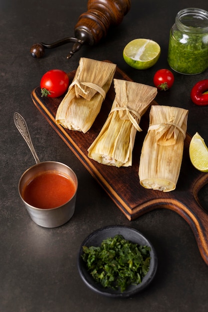 Composizione di deliziosi tamales sulla piastra