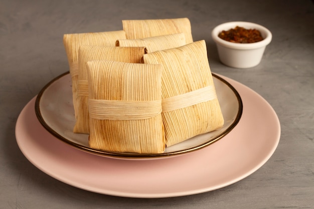Composizione di deliziosi tamales tradizionali