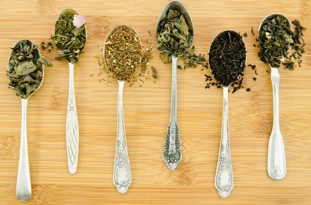 Composizione di diverse foglie di tè