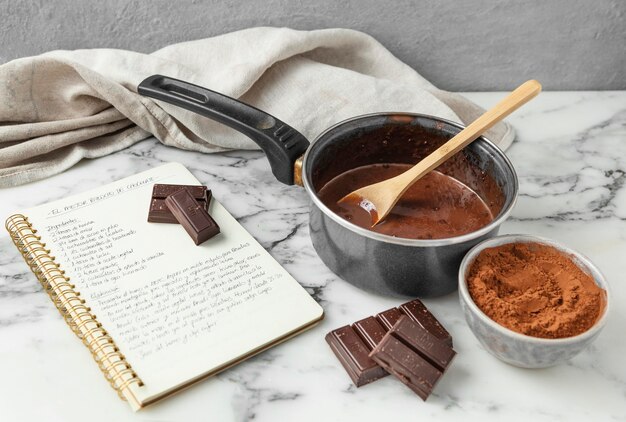 Composizione di diversi ingredienti per una deliziosa ricetta