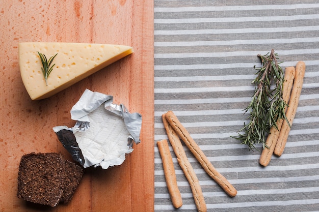 Composizione di diversi tipi di formaggio