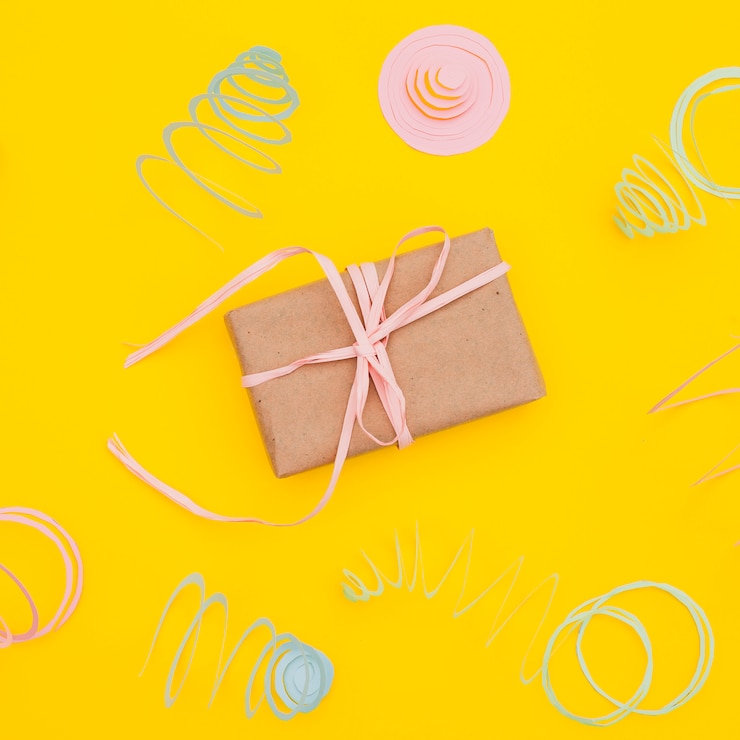 Foto gratuito composizione di elementi di compleanno
