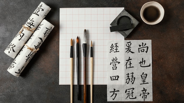 Composizione di elementi di inchiostro cinese piatto laici