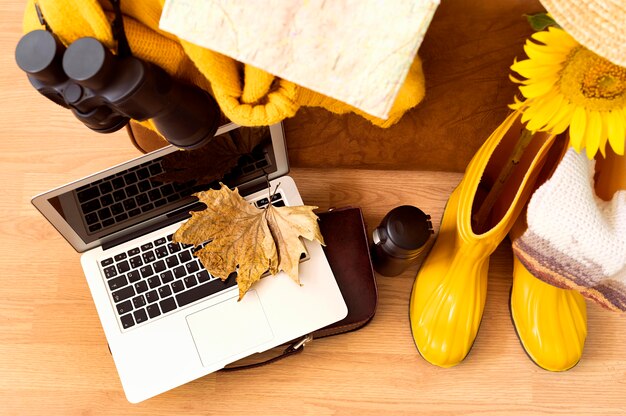 Composizione di elementi di viaggio autunno vista dall'alto con il computer portatile