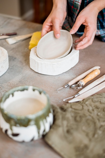 Composizione di elementi in ceramica in officina