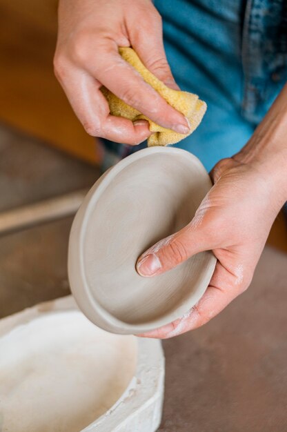 Composizione di elementi in ceramica in officina