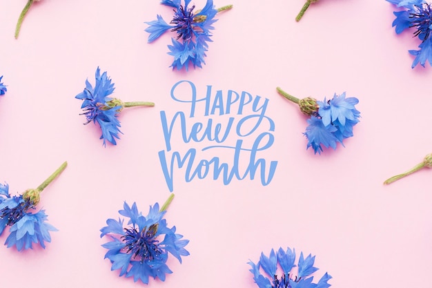 Composizione di fiori con scritta Happy New Month