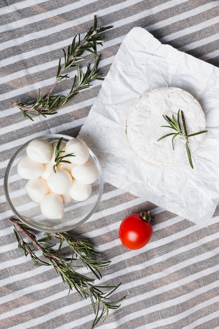 Foto gratuito composizione di formaggio piatto laico