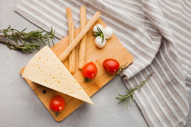 Composizione di formaggio piatto laico