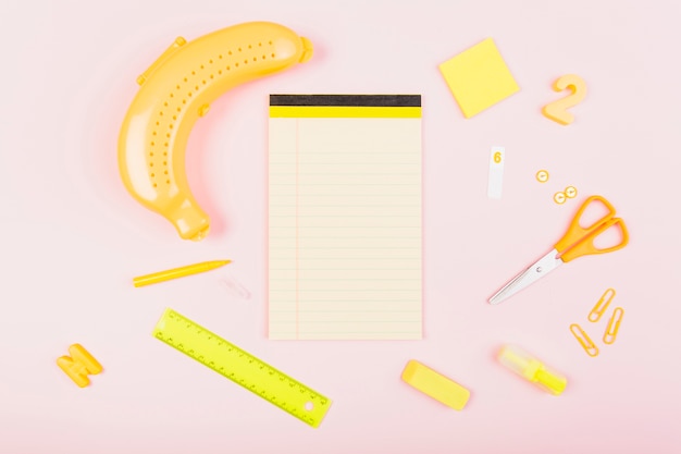 Composizione di forniture scolastiche a tema Banana con notebook